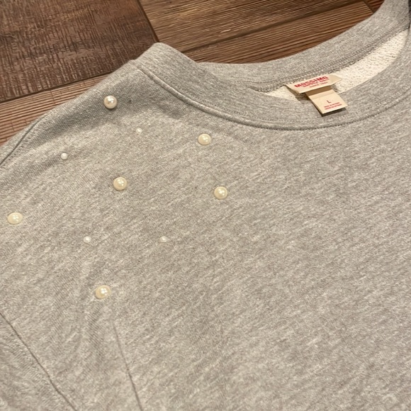Large Gray Mossimo Sweatshirt with Pearl details on shoulders - Picture 3 of 8